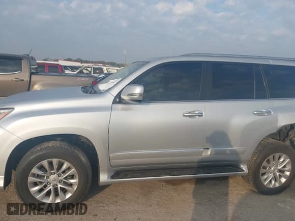 ✅ 2018 Lexus GX 460 Premium • VIN: JTJBM7FX8J5204251 • Lot: 43739027. Wystawiony na IAAI z przebiegiem 105 685 mil. Bezpłatny archiwum sprzedaży aukcyjnych z USA i szczegółowy raport historii pojazdu na DreamBid. Zdjęcie 14.