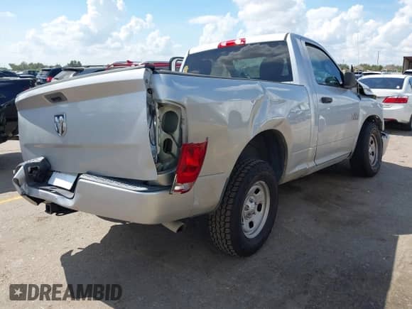 2016 Ram 1500 Express z VIN 3C6JR6AG4GG278048, wystawiony jako IAAI lot #43393792 z przebiegiem Nie podano mil oraz . Historia ofert i sprzedaży dostępna na DreamBid. Obrazek 4.