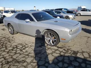 ✅ 2009 Dodge Challenger SE • VIN: 2B3LJ44VX9H522894 • Lot: 81184364. Wystawiony na Copart z przebiegiem 129 069 mil. Bezpłatny archiwum sprzedaży aukcyjnych z USA i szczegółowy raport historii pojazdu na DreamBid. Zdjęcie 4.