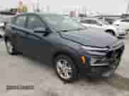 2020 Hyundai Kona SE с VIN KM8K12AA0LU544614, выставлен на аукционе Copart как лот 53671073 с пробегом 79 895 миль миль и . История ставок и продаж доступна на DreamBid. Изображение 4.