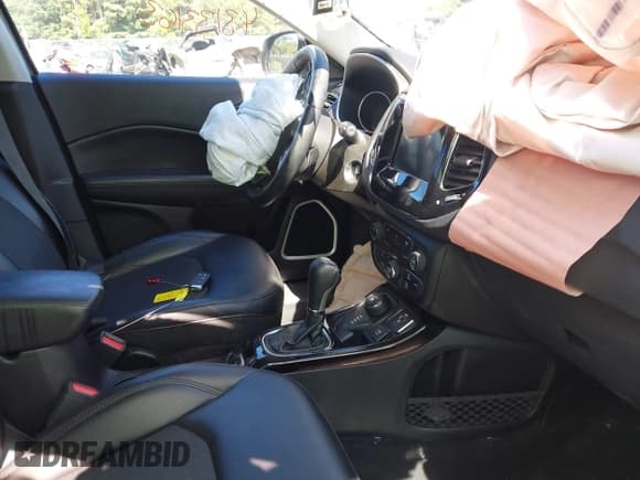 ✅ 2019 Jeep Compass Latitude • VIN: 3C4NJDBB5KT697213 • Lot: 43133163. Listed on IAAI with 55,308 mi. Free auction sales archive from the USA and detailed vehicle history report at DreamBid. Image 5.