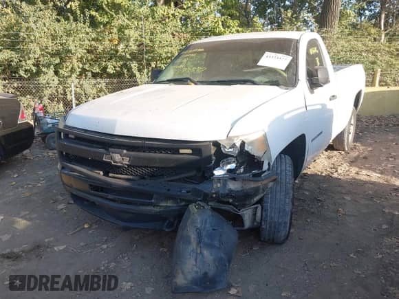 2010 Chevrolet Silverado 1500 Work Truck z VIN 1GCPCPEA1AZ215626, wystawiony jako IAAI lot #43373577 z przebiegiem 286 892 mil mil oraz . Historia ofert i sprzedaży dostępna na DreamBid. Obrazek 16.