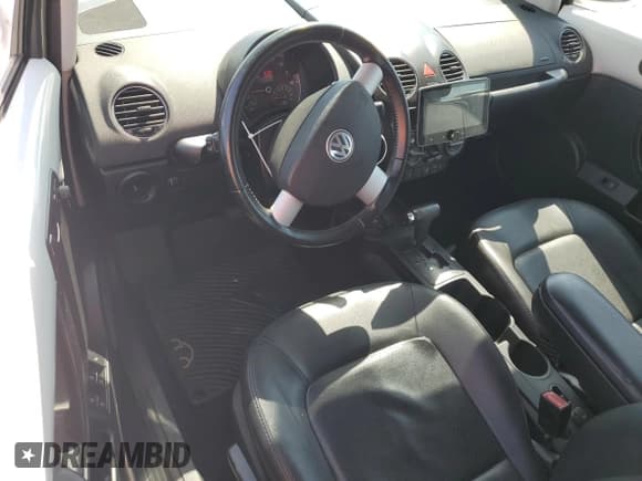 ✅ 2009 Volkswagen Beetle S • VIN: 3VWRF31Y79M406229 • Lot: 63283095. Wystawiony na Copart z przebiegiem 83 102 mil. Bezpłatny archiwum sprzedaży aukcyjnych z USA i szczegółowy raport historii pojazdu na DreamBid. Zdjęcie 8.