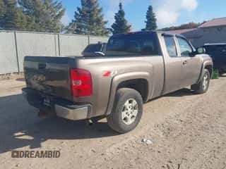 2007 Chevrolet Silverado 1500 1LT z VIN 2GCEK19J571650524, wystawiony jako IAAI lot #43556007 z przebiegiem 271 024 mil mil oraz . Historia ofert i sprzedaży dostępna na DreamBid. Obrazek 4.