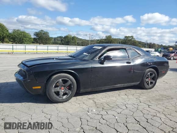 2010 Dodge Challenger SE z VIN 2B3CJ4DV1AH296636, wystawiony jako Copart lot #85839365 z przebiegiem 148 202 mil mil oraz Czysty tytuł • Clean title. Historia ofert i sprzedaży dostępna na DreamBid. Obrazek 1.