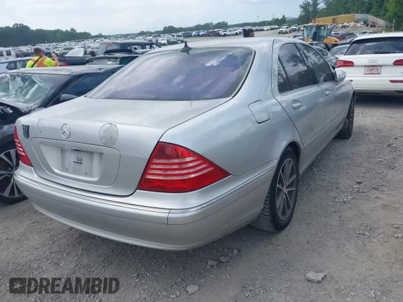 ✅ 2006 Mercedes-Benz S 350 • VIN: WDBNF67J56A477191 • Lot: 42496563. Wystawiony na IAAI z przebiegiem 193 897 mil. Bezpłatny archiwum sprzedaży aukcyjnych z USA i szczegółowy raport historii pojazdu na DreamBid. Zdjęcie 4.