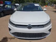 ✅ 2025 Volkswagen Jetta SEL • VIN: 3VWGX7BUXSM065762 • Lot: 43231290. Wystawiony na IAAI z przebiegiem 14 810 mil. Bezpłatny archiwum sprzedaży aukcyjnych z USA i szczegółowy raport historii pojazdu na DreamBid. Zdjęcie 13.