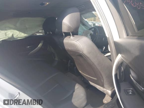 ✅ 2015 BMW 3 Series 320i xDrive • VIN: WBA3C3G55FNS75282 • Lot: 41336850. Wystawiony na IAAI z przebiegiem 120 856 mil. Bezpłatny archiwum sprzedaży aukcyjnych z USA i szczegółowy raport historii pojazdu na DreamBid. Zdjęcie 8.