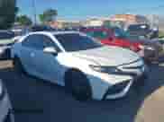 2022 Toyota Camry SE z VIN 4T1G11AK6NU058515, wystawiony jako IAAI lot #43327981 z przebiegiem 52 656 mil mil oraz . Historia ofert i sprzedaży dostępna na DreamBid. Obrazek 13.