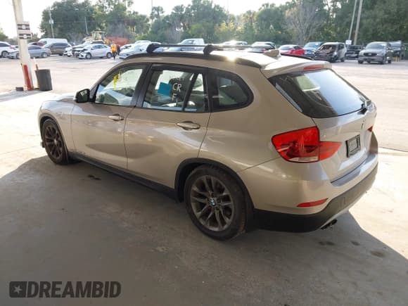 ✅ 2015 BMW X1 xDrive28i • VIN: WBAVL1C5XFVY32688 • Lot: 43784390. Wystawiony na IAAI z przebiegiem 105 136 mil. Bezpłatny archiwum sprzedaży aukcyjnych z USA i szczegółowy raport historii pojazdu na DreamBid. Zdjęcie 3.