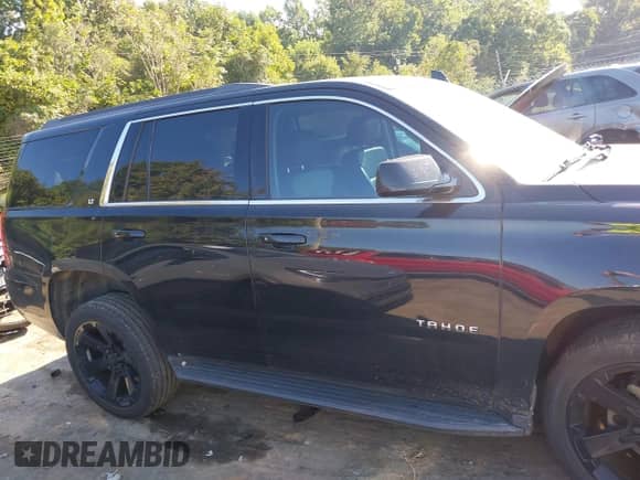 2018 Chevrolet Tahoe LT z VIN 1GNSKBKC8JR128657, wystawiony jako IAAI lot #43151589 z przebiegiem 157 909 mil mil oraz . Historia ofert i sprzedaży dostępna na DreamBid. Obrazek 13.