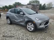 ✅ 2024 Buick Encore GX Preferred • VIN: KL4AMCSL6RB106627 • Lot: 66367855. Wystawiony na Copart z przebiegiem 19 980 mil. Bezpłatny archiwum sprzedaży aukcyjnych z USA i szczegółowy raport historii pojazdu na DreamBid. Zdjęcie 4.