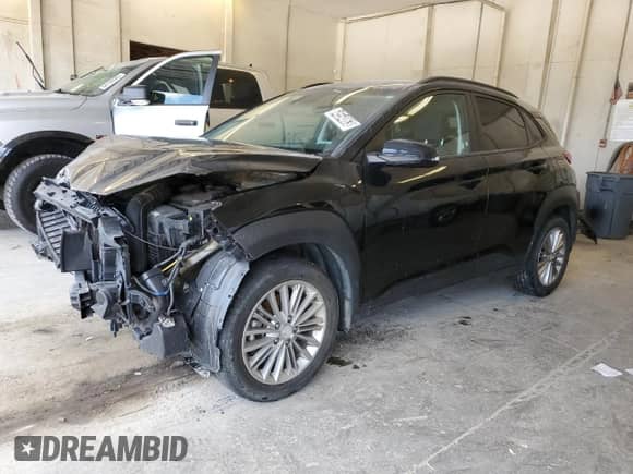 ✅ 2021 Hyundai Kona SEL Plus • VIN: KM8K6CAAXMU605802 • Lot: 64554863. Wystawiony na Copart z przebiegiem 45 123 mil mil. Skorzystaj z bezpłatnego archiwum sprzedaży aukcyjnych z USA i zobacz szczegółowy raport historii pojazdu na DreamBid. Zdjęcie 1.