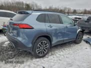 ✅ 2026 Toyota Corolla Cross XLE • VIN: 7MUDAABG0TV147943 • Lot: 95503835. Wystawiony na Copart z przebiegiem 1 865 mil. Bezpłatny archiwum sprzedaży aukcyjnych z USA i szczegółowy raport historii pojazdu na DreamBid. Zdjęcie 3.