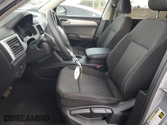 ✅ 2021 Volkswagen Atlas S • VIN: 1V2GP2CA0MC563224 • Lot: 87438774. Wystawiony na Copart z przebiegiem 48 407 mil. Bezpłatny archiwum sprzedaży aukcyjnych z USA i szczegółowy raport historii pojazdu na DreamBid. Zdjęcie 7.