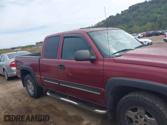 2006 Chevrolet Silverado 1500 LT2 z VIN 1GCEK19T06Z233304, wystawiony jako IAAI lot #43330025 z przebiegiem 198 732 mil mil oraz . Historia ofert i sprzedaży dostępna na DreamBid. Obrazek 13.