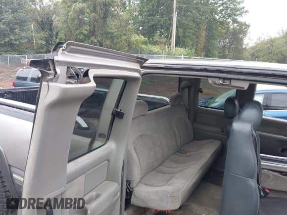 ✅ 2000 Chevrolet Silverado 2500 LS • VIN: 1GCGK29U0YE159139 • Lot: 43324253. Wystawiony na IAAI z przebiegiem 173 646 mil. Bezpłatny archiwum sprzedaży aukcyjnych z USA i szczegółowy raport historii pojazdu na DreamBid. Zdjęcie 8.