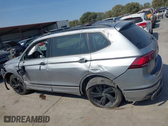 ✅ 2023 Volkswagen Tiguan SE R-Line Black • VIN: 3VVCB7AX0PM062647 • Lot: 43512995. Wystawiony na IAAI z przebiegiem 34 220 mil. Bezpłatny archiwum sprzedaży aukcyjnych z USA i szczegółowy raport historii pojazdu na DreamBid. Zdjęcie 15.