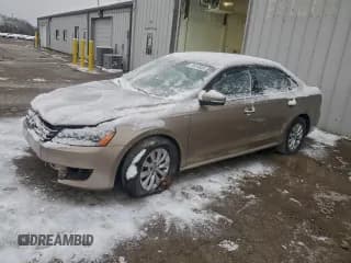 ✅ 2015 Volkswagen Passat S • VIN: 1VWAT7A3XFC076679 • Lot: 70019505. Wystawiony na Copart z przebiegiem 51 507 mil. Bezpłatny archiwum sprzedaży aukcyjnych z USA i szczegółowy raport historii pojazdu na DreamBid. Zdjęcie 1.