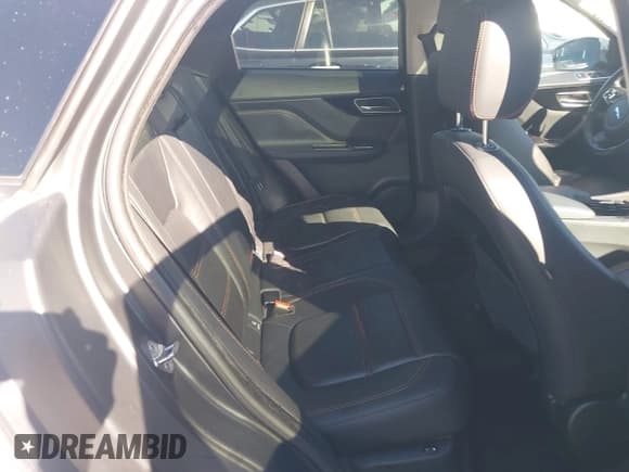 ✅ 2017 Jaguar F-Pace 20d Prestige • VIN: SADCK2BN9HA086916 • Lot: 43624094. Wystawiony na IAAI z przebiegiem 120 852 mil. Bezpłatny archiwum sprzedaży aukcyjnych z USA i szczegółowy raport historii pojazdu na DreamBid. Zdjęcie 8.