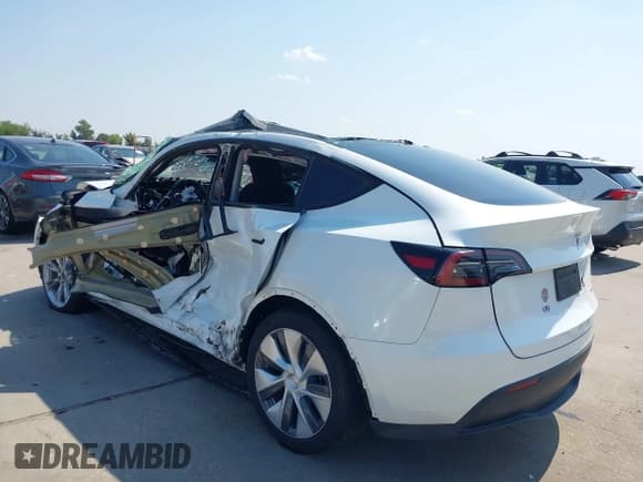 ✅ 2023 Tesla Model Y Long Range • VIN: 7SAYGDEEXPA146931 • Lot: 43233637. Wystawiony na IAAI z przebiegiem 22 784 mil. Bezpłatny archiwum sprzedaży aukcyjnych z USA i szczegółowy raport historii pojazdu na DreamBid. Zdjęcie 3.