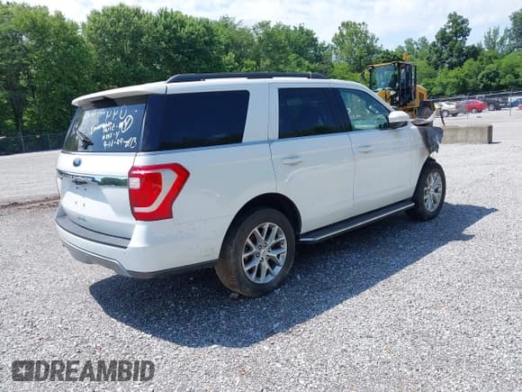 ✅ 2021 Ford Expedition XLT • VIN: 1FMJU1JT1MEA53043 • Lot: 40342281. Wystawiony na IAAI z przebiegiem 20 800 mil. Bezpłatny archiwum sprzedaży aukcyjnych z USA i szczegółowy raport historii pojazdu na DreamBid. Zdjęcie 4.