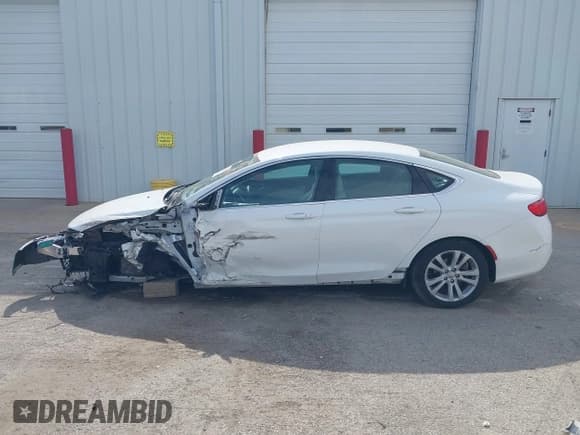 ✅ 2015 Chrysler 200 Limited • VIN: 1C3CCCAB2FN738744 • Lot: 43341242. Wystawiony na IAAI z przebiegiem 75 210 mil. Bezpłatny archiwum sprzedaży aukcyjnych z USA i szczegółowy raport historii pojazdu na DreamBid. Zdjęcie 14.