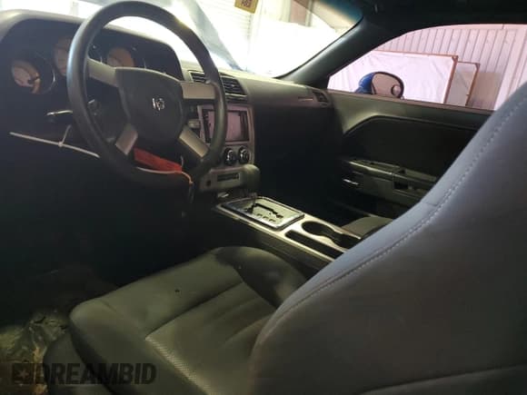 ✅ 2010 Dodge Challenger SE • VIN: 2B3CJ4DV9AH324134 • Lot: 73788554. Wystawiony na Copart z przebiegiem Nie podano. Bezpłatny archiwum sprzedaży aukcyjnych z USA i szczegółowy raport historii pojazdu na DreamBid. Zdjęcie 8.