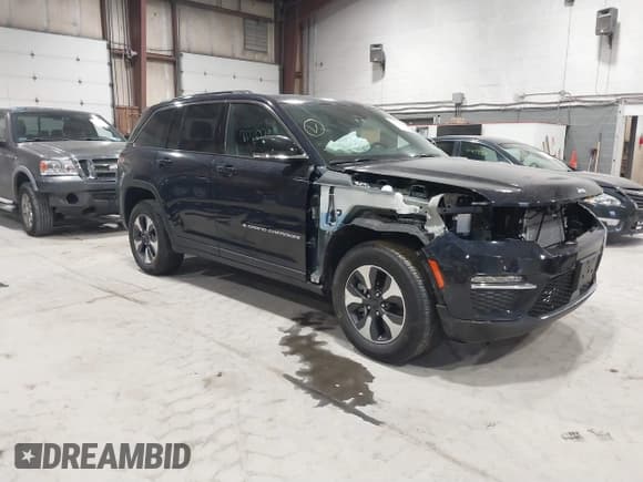 ✅ 2024 Jeep Grand Cherokee • VIN: 1C4RJYB65R8582910 • Lot: 41719656. Listed on IAAI with 9,176 mi. Free auction sales archive from the USA and detailed vehicle history report at DreamBid. Image 1.