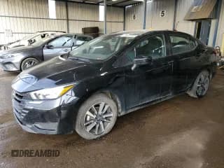 ✅ 2025 Nissan Versa SV • VIN: 3N1CN8EV1SL826589 • Лот: 92006695. Опубликован ранее на Copart с пробегом 29 513 миль. Бесплатный доступ к архиву аукционных продаж из США и подробный отчёт об истории автомобиля на DreamBid. Изображение 1.