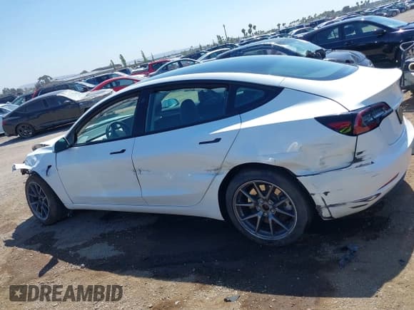 ✅ 2023 Tesla Model 3 • VIN: 5YJ3E1EA2PF571569 • Lot: 42288715. Wystawiony na IAAI z przebiegiem 30 271 mil. Bezpłatny archiwum sprzedaży aukcyjnych z USA i szczegółowy raport historii pojazdu na DreamBid. Zdjęcie 14.