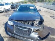 ✅ 2015 Chrysler 300 Limited • VIN: 2C3CCAAG1FH898994 • Lot: 43698221. Wystawiony na IAAI z przebiegiem 142 670 mil. Bezpłatny archiwum sprzedaży aukcyjnych z USA i szczegółowy raport historii pojazdu na DreamBid. Zdjęcie 12.