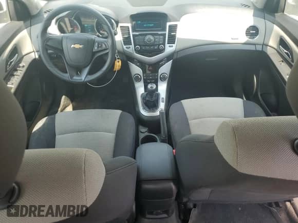 2015 Chevrolet Cruze LS z VIN 1G1PB5SHXF7168388, wystawiony jako Copart lot #56934345 z przebiegiem 55 976 mil mil oraz Czysty tytuł • Clean title. Historia ofert i sprzedaży dostępna na DreamBid. Obrazek 8.