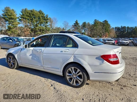 ✅ 2013 Mercedes-Benz C 300 Sport • VIN: WDDGF8AB2DR242565 • Лот: 94543135. Опубликован ранее на Copart с пробегом 151 600 миль. Бесплатный доступ к архиву аукционных продаж из США и подробный отчёт об истории автомобиля на DreamBid. Изображение 2.