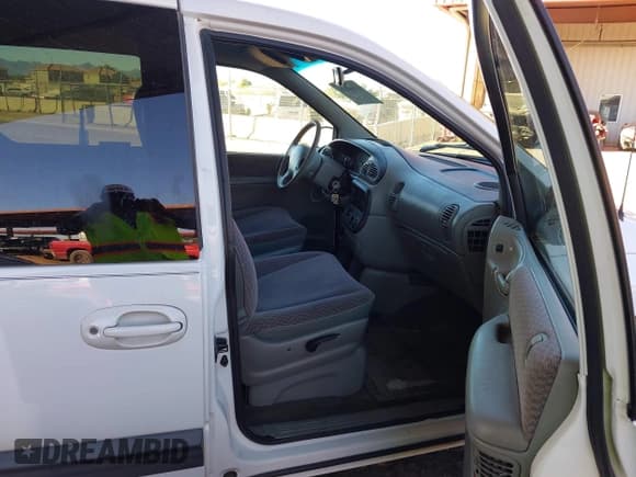 ✅ 2000 Dodge Caravan SE • VIN: 1B4GP44G4YB581993 • Lot: 43564036. Listed on IAAI with 89,748 mi. Free auction sales archive from the USA and detailed vehicle history report at DreamBid. Image 5.