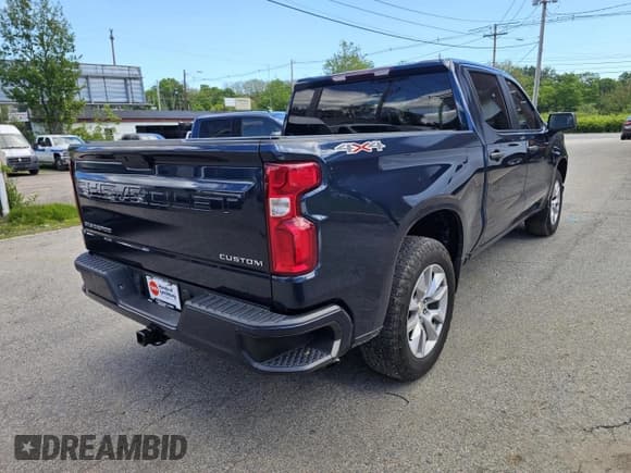 ✅ 2022 Chevrolet Silverado 1500 Custom • VIN: 3GCPYBEK5NG111420 • Lot: 58735745. Wystawiony na Copart z przebiegiem 118 861 mil. Bezpłatny archiwum sprzedaży aukcyjnych z USA i szczegółowy raport historii pojazdu na DreamBid. Zdjęcie 4.