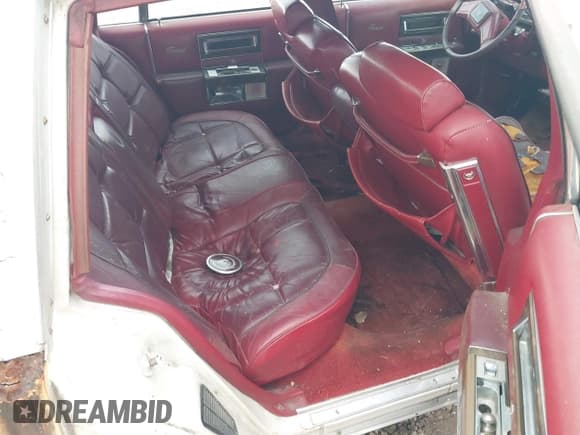 ✅ 1986 Cadillac Fleetwood • VIN: 1G6DW69Y9G9745463 • Lot: 43554612. Wystawiony na IAAI z przebiegiem 83 797 mil. Bezpłatny archiwum sprzedaży aukcyjnych z USA i szczegółowy raport historii pojazdu na DreamBid. Zdjęcie 8.