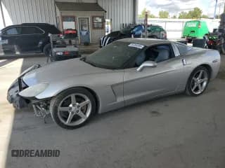 ✅ 2005 Chevrolet Corvette • VIN: 1G1YY24U355124206 • Lot: 85360365. Wystawiony na Copart z przebiegiem 141 270 mil. Bezpłatny archiwum sprzedaży aukcyjnych z USA i szczegółowy raport historii pojazdu na DreamBid. Zdjęcie 1.