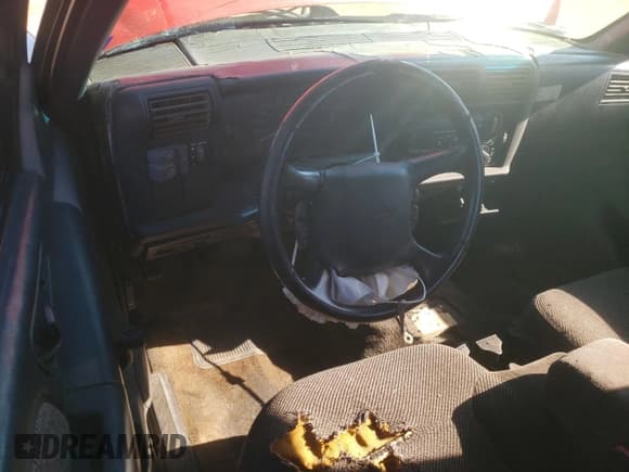 ✅ 1996 Chevrolet S-10 LS • VIN: 1GCCS19X5T8135462 • Лот: 86870024. Опубликован ранее на Copart с пробегом 217 521 миль. Бесплатный доступ к архиву аукционных продаж из США и подробный отчёт об истории автомобиля на DreamBid. Изображение 8.