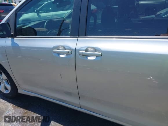 ✅ 2020 Toyota Sienna LE Auto Access Seat • VIN: 5TDKZ3DC3LS053328 • Lot: 42184135. Listed on IAAI with 65,300 mi. Free auction sales archive from the USA and detailed vehicle history report at DreamBid. Image 18.