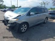 ✅ 2016 Toyota Sienna LE AAS • VIN: 5TDKK3DC4GS746001 • Lot: 43076702. Listed on IAAI with 97,690 mi. Free auction sales archive from the USA and detailed vehicle history report at DreamBid. Image 2.