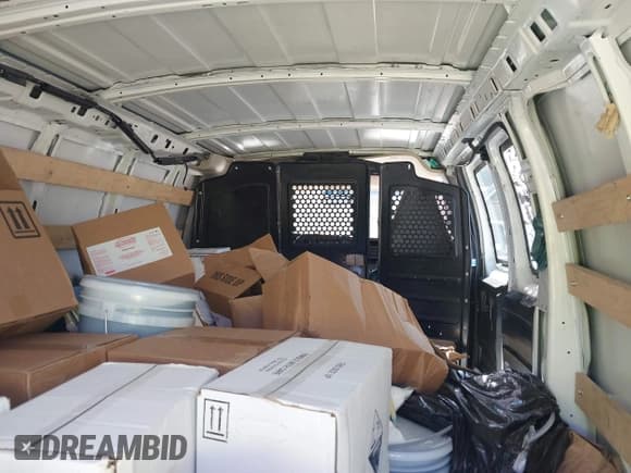 ✅ 2020 Chevrolet Express Cargo • VIN: 1GCWGAFG8L1213955 • Lot: 43087101. Wystawiony na IAAI z przebiegiem 161 890 mil. Bezpłatny archiwum sprzedaży aukcyjnych z USA i szczegółowy raport historii pojazdu na DreamBid. Zdjęcie 8.