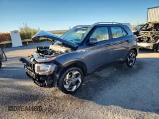 ✅ 2024 Hyundai Venue SEL • VIN: KMHRC8A39RU279939 • Лот: 90418435. Опубликован ранее на Copart с пробегом 47 085 миль. Бесплатный доступ к архиву аукционных продаж из США и подробный отчёт об истории автомобиля на DreamBid. Изображение 1.