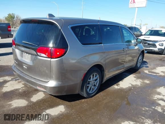 ✅ 2017 Chrysler Pacifica Touring • VIN: 2C4RC1DG7HR623290 • Lot: 43634444. Listed on IAAI with 175,817 mi. Free auction sales archive from the USA and detailed vehicle history report at DreamBid. Image 4.