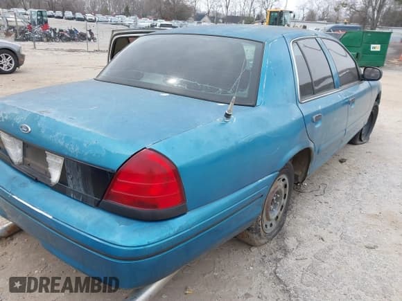 ✅ 2000 Ford Crown Victoria Police Interceptor • VIN: 2FAFP71W4YX136846 • Лот: 41715363. Опубликован ранее на IAAI с пробегом 335 956 миль. Бесплатный доступ к архиву аукционных продаж из США и подробный отчёт об истории автомобиля на DreamBid. Изображение 4.