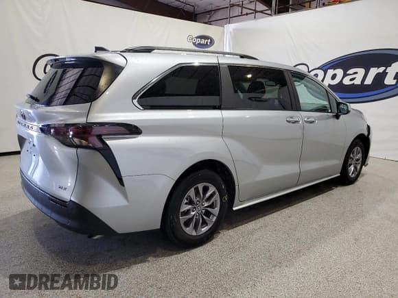 ✅ 2025 Toyota Sienna XLE • VIN: 5TDYRKEC2SS237466 • Lot: 92003325. Listed on Copart with 18,999 mi. Free auction sales archive from the USA and detailed vehicle history report at DreamBid. Image 3.