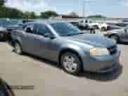 2009 Dodge Avenger SE z VIN 1B3LC46BX9N510085, wystawiony jako Copart lot #62255465 z przebiegiem 139 707 mil mil oraz Szkoda całkowita • Salvage title. Historia ofert i sprzedaży dostępna na DreamBid. Obrazek 4.
