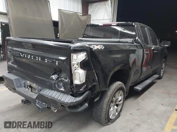 ✅ 2020 Chevrolet Silverado 1500 Custom • VIN: 1GCRWBEF0LZ247758 • Lot: 40836607. Wystawiony na IAAI z przebiegiem 83 727 mil. Bezpłatny archiwum sprzedaży aukcyjnych z USA i szczegółowy raport historii pojazdu na DreamBid. Zdjęcie 4.