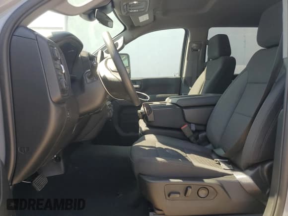 ✅ 2025 Chevrolet Silverado 2500HD Custom • VIN: 2GC4KME74S1148409 • Lot: 69282705. Wystawiony na Copart z przebiegiem 7 666 mil. Bezpłatny archiwum sprzedaży aukcyjnych z USA i szczegółowy raport historii pojazdu na DreamBid. Zdjęcie 7.