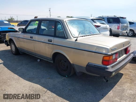 ✅ 1990 Volvo 240 • VIN: YV1AA8842L1424134 • Lot: 42626072. Wystawiony na IAAI z przebiegiem 87 728 mil. Bezpłatny archiwum sprzedaży aukcyjnych z USA i szczegółowy raport historii pojazdu na DreamBid. Zdjęcie 3.